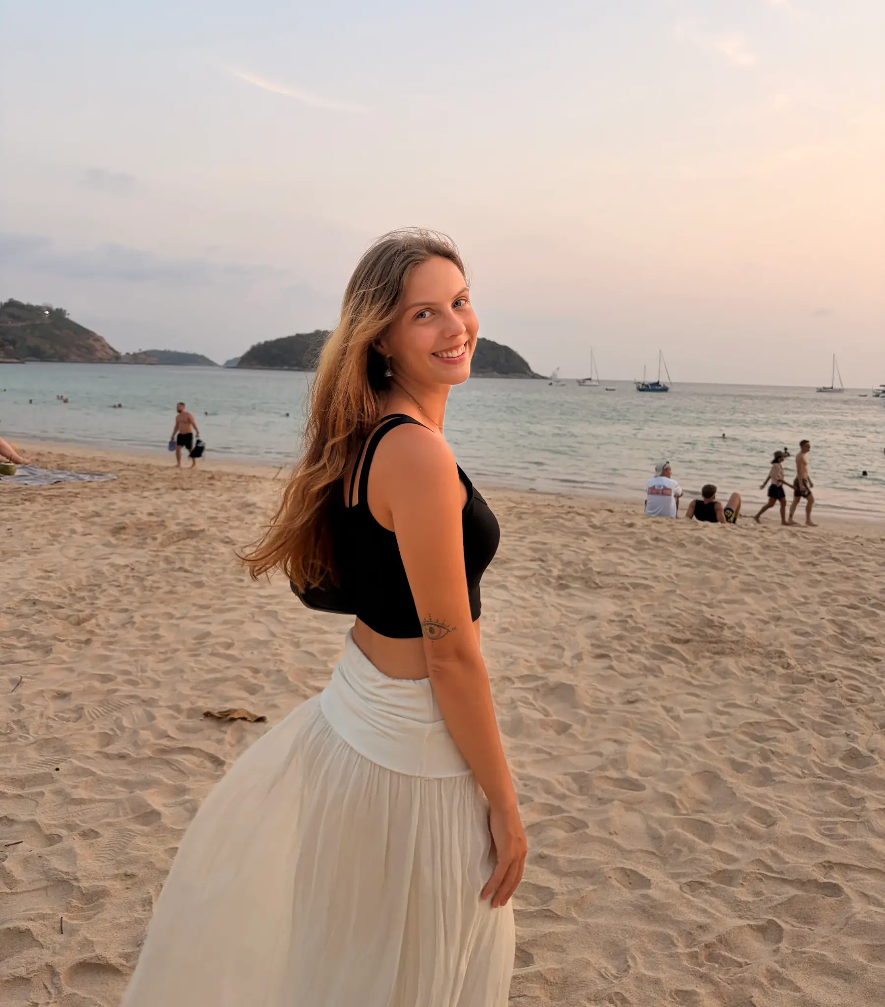 Gina am Meer bei Sonnenuntergang