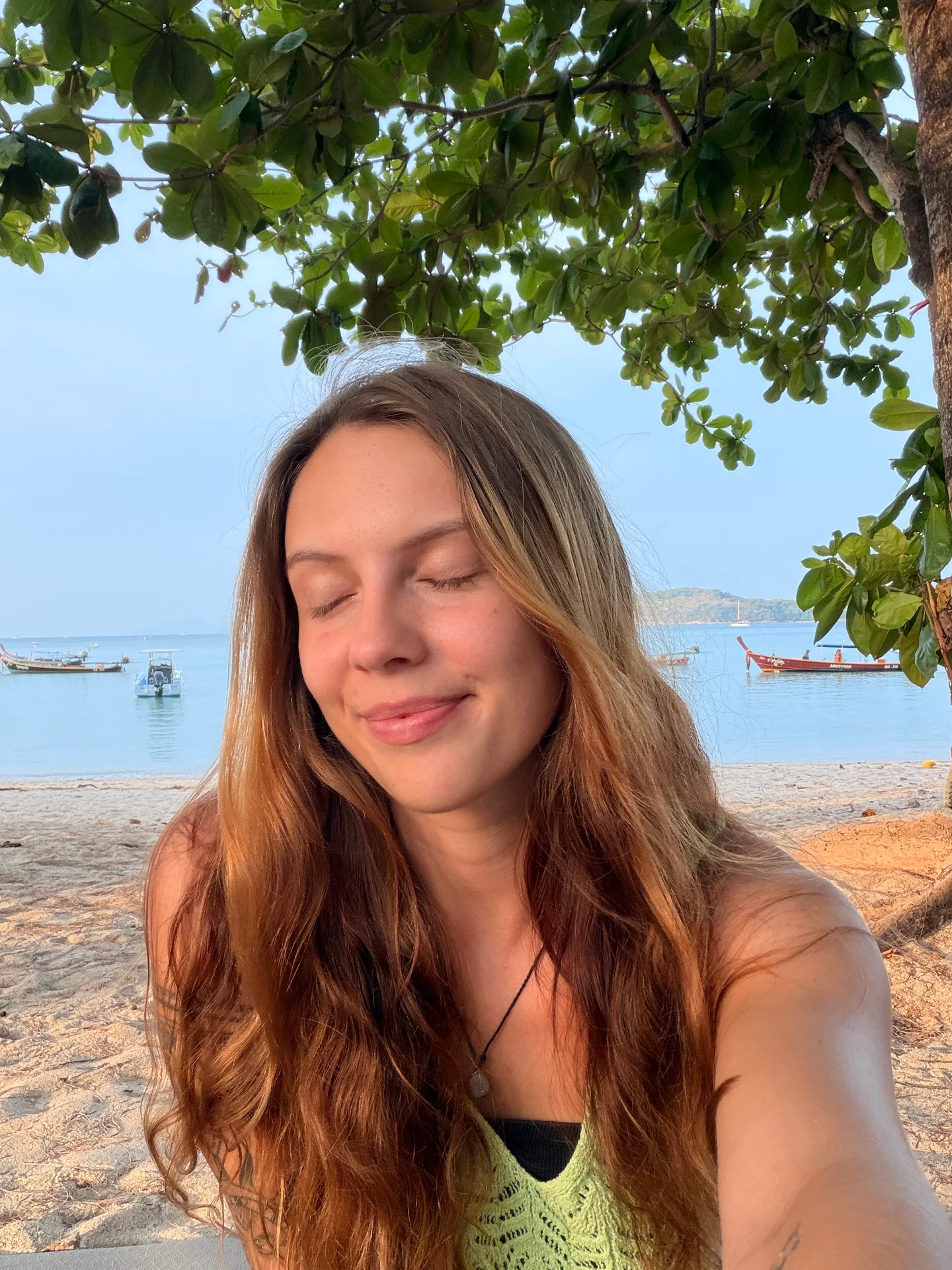 Gina sitzt ruhig am Meer in Thailand